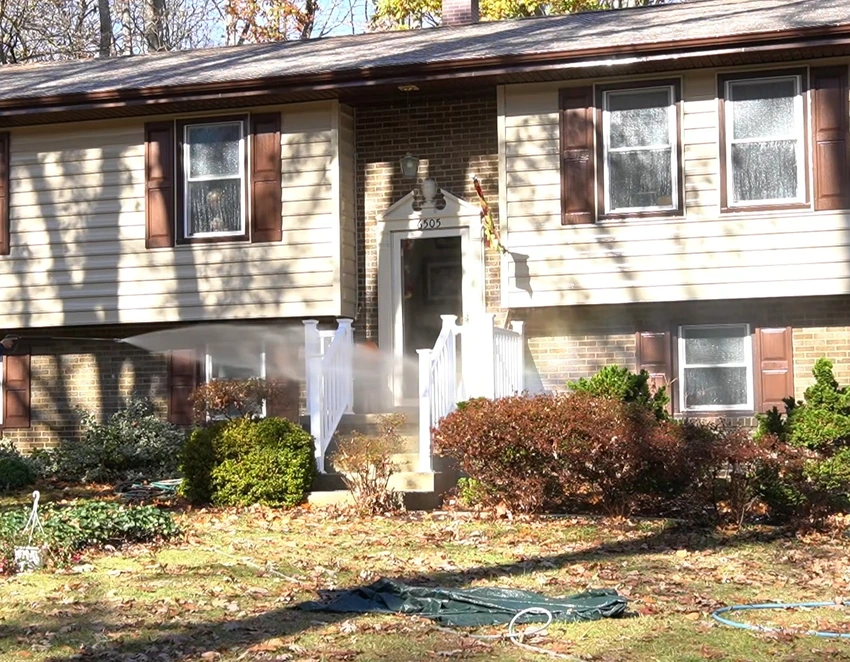 Soft wash rinse on the front of a split level house